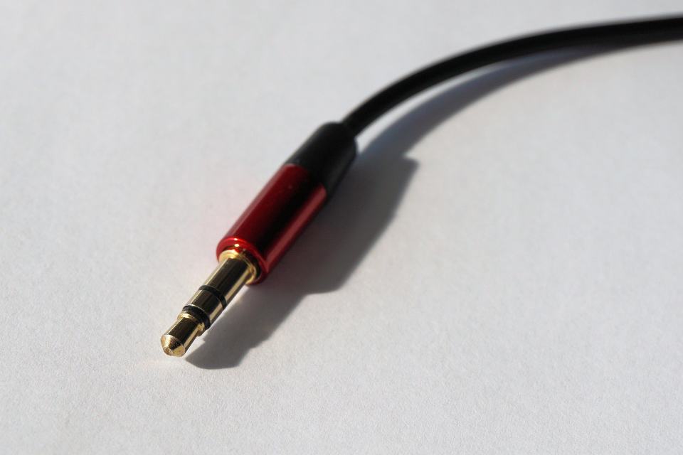 A 3.5 mm aux plug